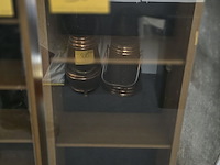 Lot 38 - set van 2 cd opbergkastjes met glazen deuren - afbeelding 3 van  3