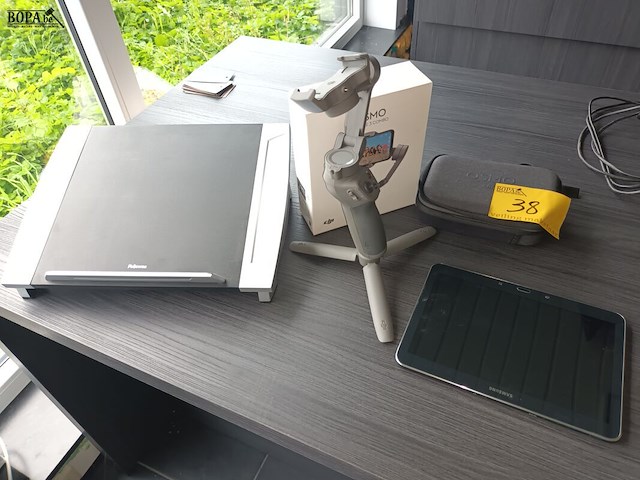 Lot 38 - tablet, gimbal en laptopstandaard - afbeelding 2 van  6
