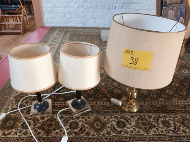 Lot 38 - tafellamp. 3 stuks - afbeelding 1 van  3