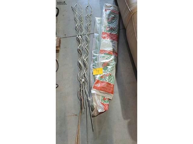 Lot 38 - tomatenspiralen 5 stuks en groen uitrekbaar tuinspalier van - afbeelding 1 van  2