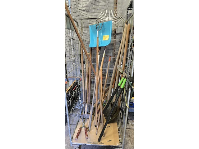 Lot 38 - tuinmateriaal ong 19 stuks - afbeelding 1 van  7
