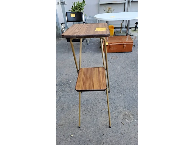 Lot 38 - vintage inklapbare diaprojectortafel '70 met formica blad - afbeelding 2 van  2