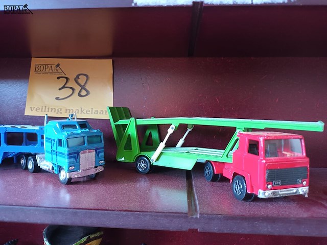 Lot 38 - vrachtwagens op schaal. 2 stuks - afbeelding 1 van  5