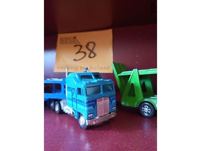 Lot 38 - vrachtwagens op schaal. 2 stuks - afbeelding 2 van  5