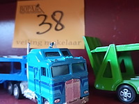 Lot 38 - vrachtwagens op schaal. 2 stuks - afbeelding 2 van  5