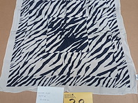 Lot 38 - zijden sjaal - afbeelding 1 van  3
