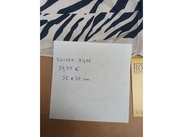 Lot 38 - zijden sjaal - afbeelding 3 van  3