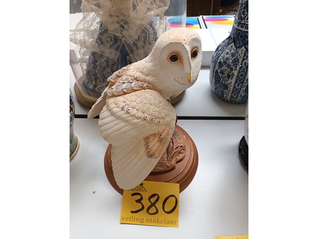 Lot 380 - beeld uil op sokkel - afbeelding 1 van  3