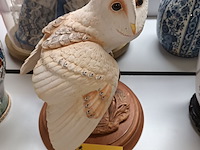 Lot 380 - beeld uil op sokkel - afbeelding 1 van  3
