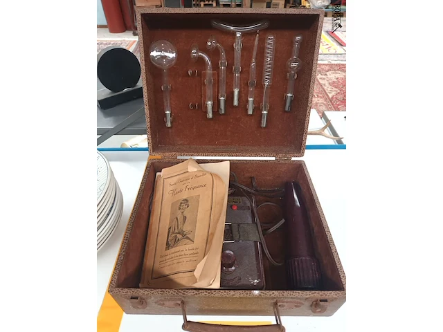 Lot 380 - kwakzalver medisch set - afbeelding 1 van  4