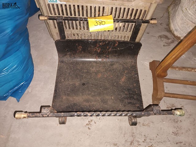 Lot 380 - metalen mand voor brandhout - afbeelding 1 van  3