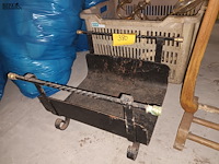 Lot 380 - metalen mand voor brandhout - afbeelding 2 van  3