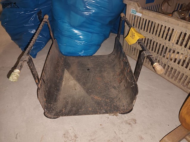 Lot 380 - metalen mand voor brandhout - afbeelding 3 van  3