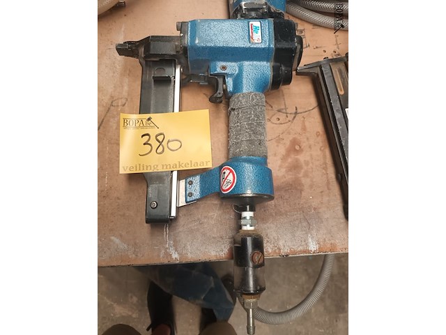 Lot 380 - pneumatische tacker - afbeelding 1 van  3