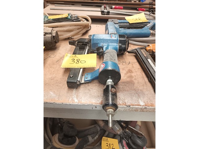 Lot 380 - pneumatische tacker - afbeelding 3 van  3
