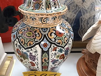 Lot 381 - dekselvaas petrus regout maastricht - afbeelding 1 van  4