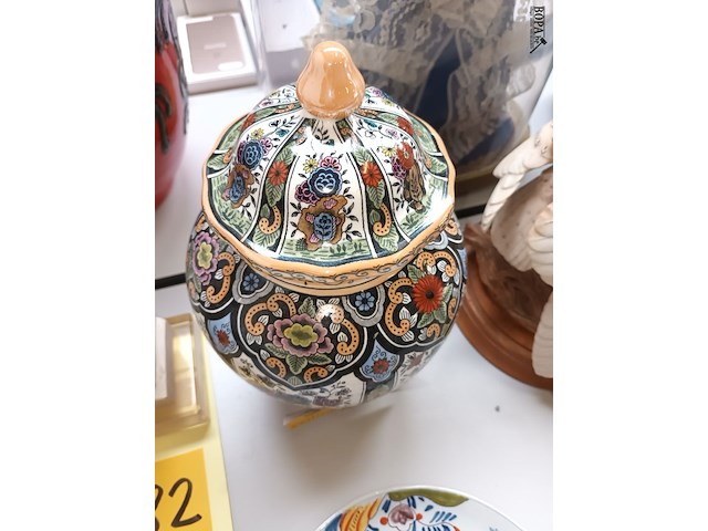 Lot 381 - dekselvaas petrus regout maastricht - afbeelding 2 van  4