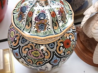 Lot 381 - dekselvaas petrus regout maastricht - afbeelding 2 van  4