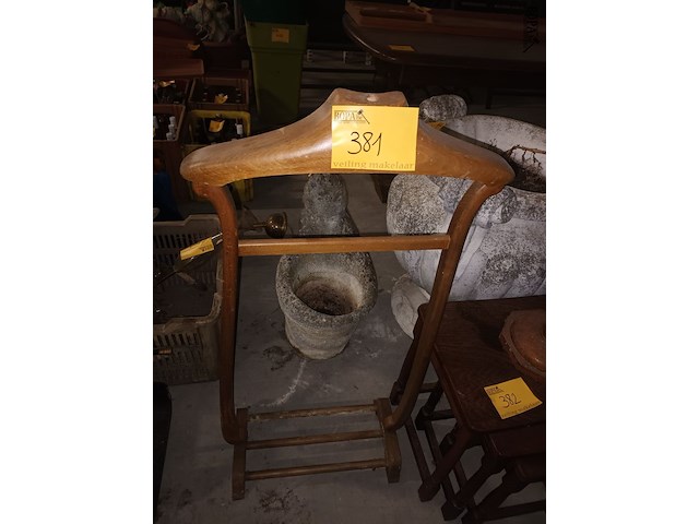 Lot 381 - houten dressboy - afbeelding 2 van  2