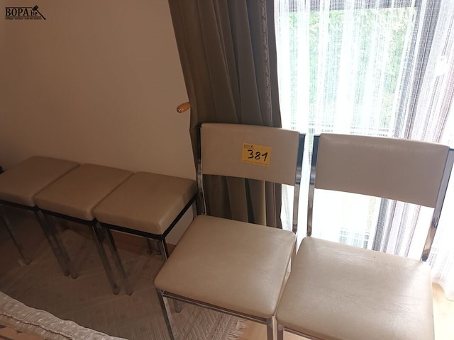 Lot 381 - keukenstoelen en krukjes. 5 stuks - afbeelding 1 van  5