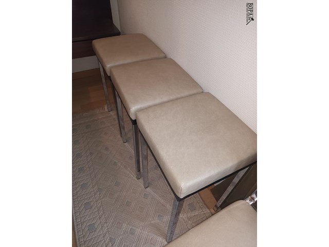 Lot 381 - keukenstoelen en krukjes. 5 stuks - afbeelding 3 van  5