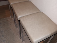 Lot 381 - keukenstoelen en krukjes. 5 stuks - afbeelding 3 van  5