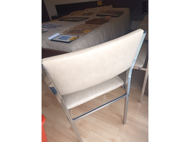Lot 381 - keukenstoelen en krukjes. 5 stuks - afbeelding 4 van  5