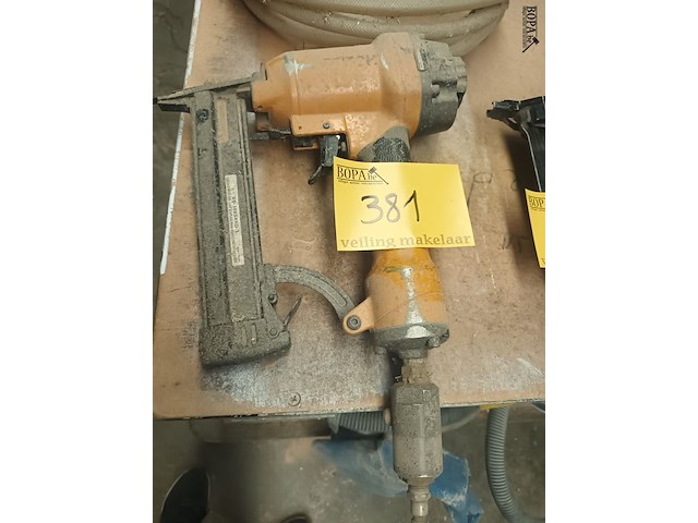 Lot 381 - pneumatische tacker - afbeelding 1 van  4