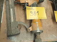 Lot 381 - pneumatische tacker - afbeelding 1 van  4