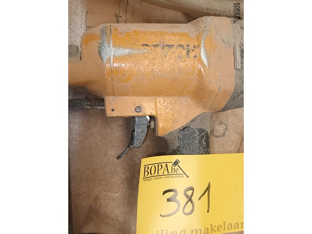 Lot 381 - pneumatische tacker - afbeelding 3 van  4