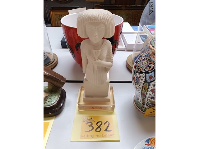 Lot 382 - beeld op sokkel - afbeelding 1 van  5