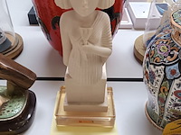 Lot 382 - beeld op sokkel - afbeelding 1 van  5