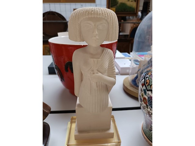 Lot 382 - beeld op sokkel - afbeelding 2 van  5