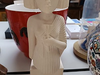 Lot 382 - beeld op sokkel - afbeelding 2 van  5