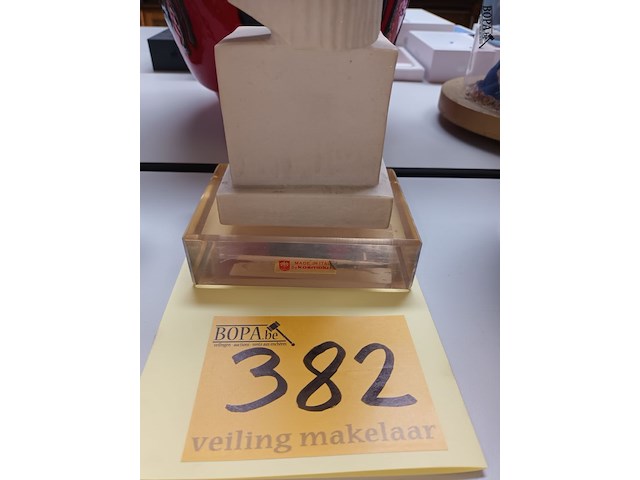 Lot 382 - beeld op sokkel - afbeelding 3 van  5