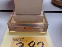 Lot 382 - beeld op sokkel - afbeelding 3 van  5