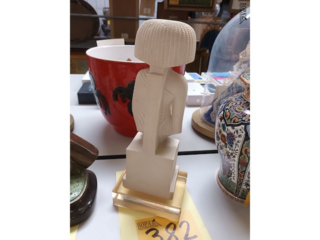 Lot 382 - beeld op sokkel - afbeelding 4 van  5