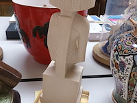 Lot 382 - beeld op sokkel - afbeelding 4 van  5
