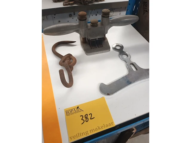 Lot 382 - beenhouwers materiaal - afbeelding 1 van  4