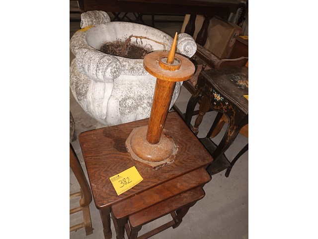 Lot 382 - houten bijzettafels en kaarsenhouder - afbeelding 1 van  3