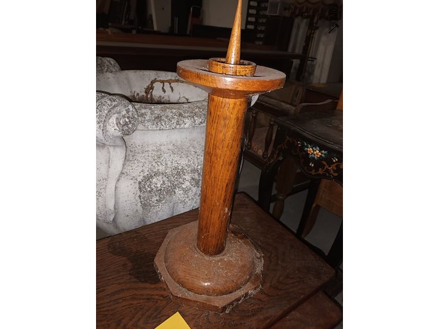 Lot 382 - houten bijzettafels en kaarsenhouder - afbeelding 2 van  3