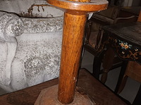 Lot 382 - houten bijzettafels en kaarsenhouder - afbeelding 2 van  3