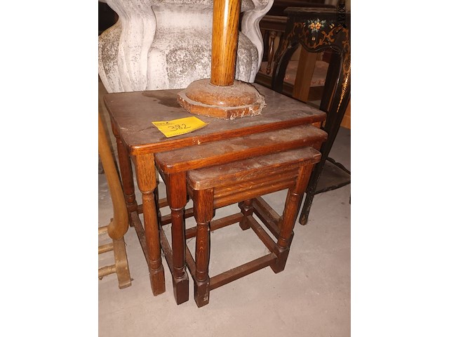 Lot 382 - houten bijzettafels en kaarsenhouder - afbeelding 3 van  3