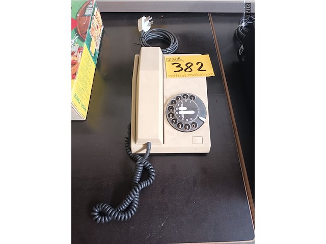 Lot 382 - oude telefoon - afbeelding 1 van  2