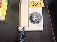 Lot 382 - oude telefoon - afbeelding 1 van  2