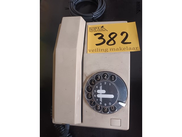 Lot 382 - oude telefoon - afbeelding 2 van  2
