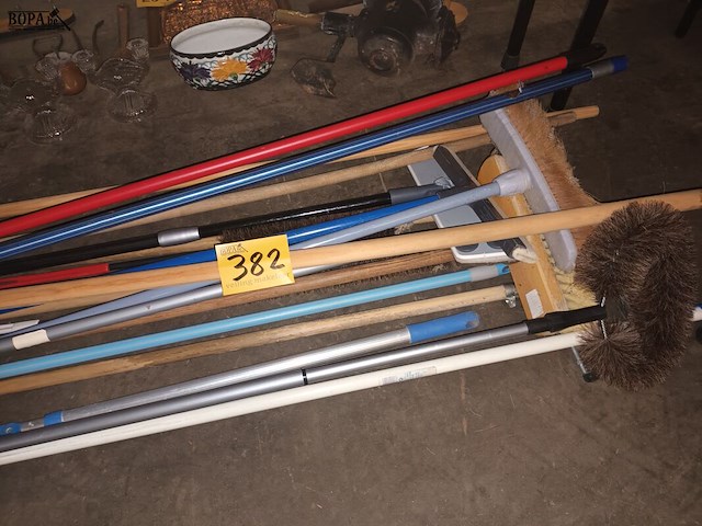 Lot 382 - poetsmateriaal. 17 stuks - afbeelding 1 van  3