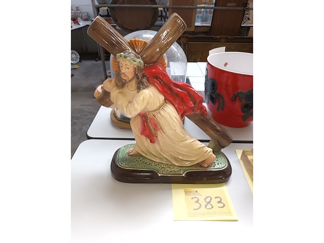 Lot 383 - beeld in plaaster - afbeelding 1 van  5