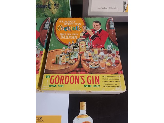 Lot 383 - gordon gin reclame items - afbeelding 3 van  4