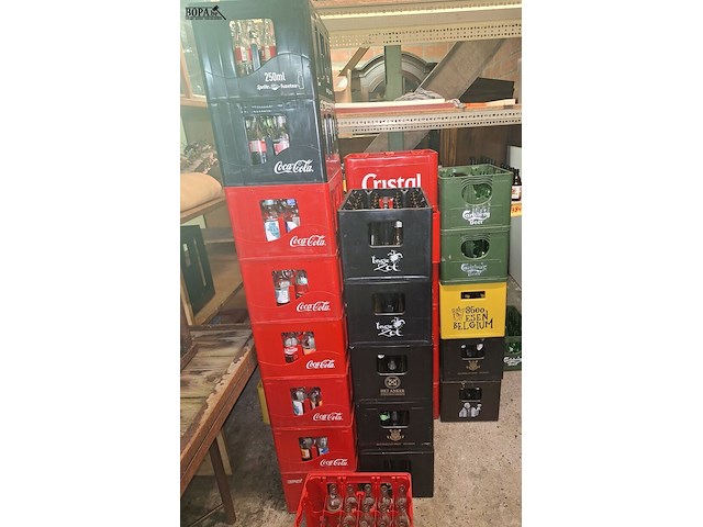 Lot 383 - groot lot leeggoed, 90 kratten - afbeelding 3 van  6